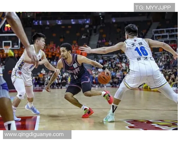 亚当斯与广东队精彩对决集锦回顾展现篮球魅力与激情时刻